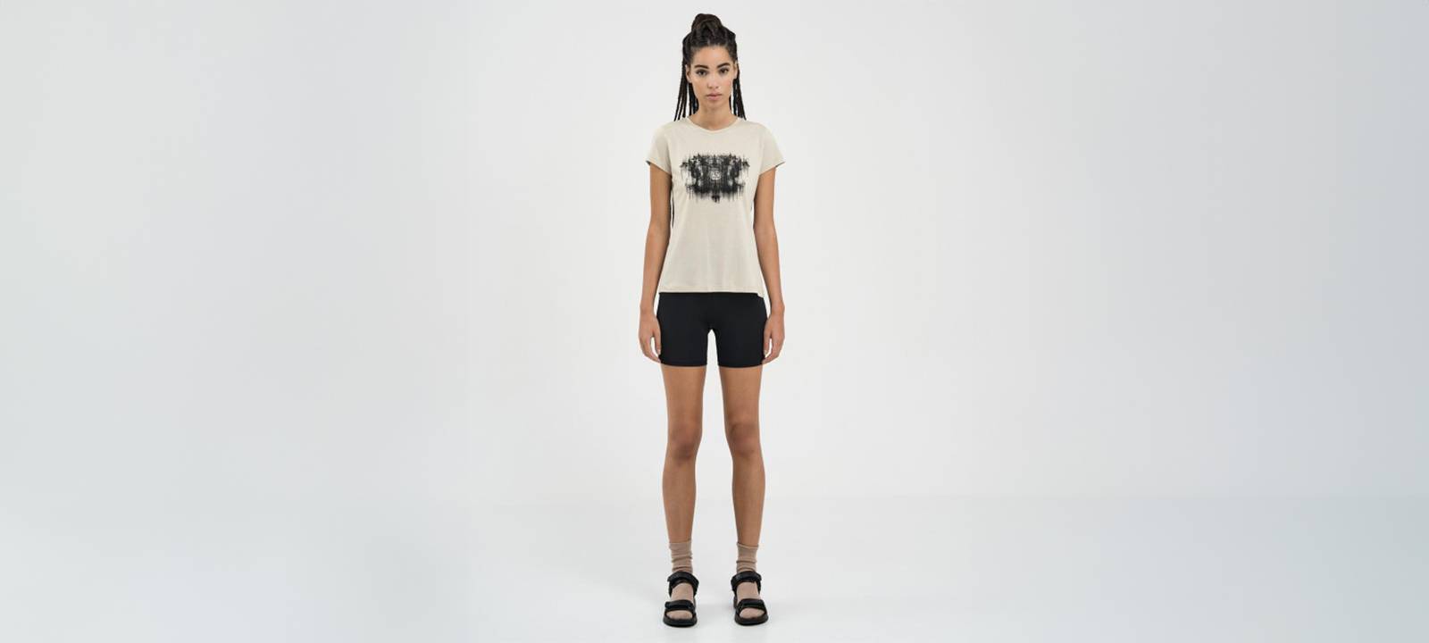 Shop online for the T-shirt with a print in the beige in Copenhagen, Denmark