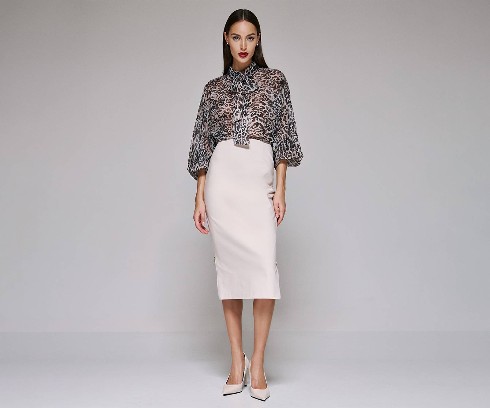 ) Pencil skirt with details of metallic zippers on the sides in beige in Luxembourg