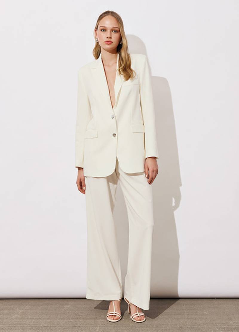 Discover an oversized blazer with pockets in white in London, UK