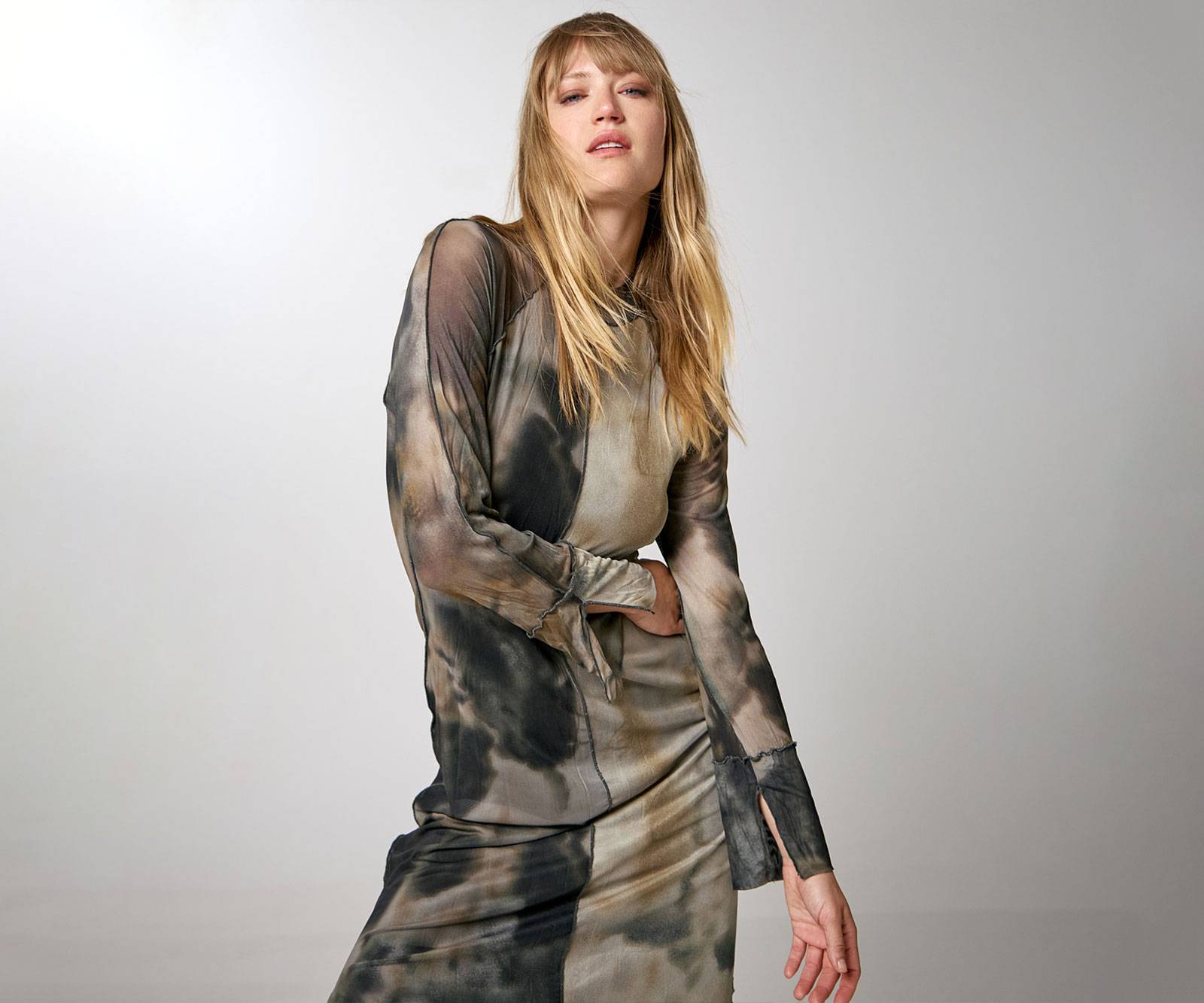 Mesh printed maxi dress with high-neck and decorative seams in earthy tones in Brussels, Belgium