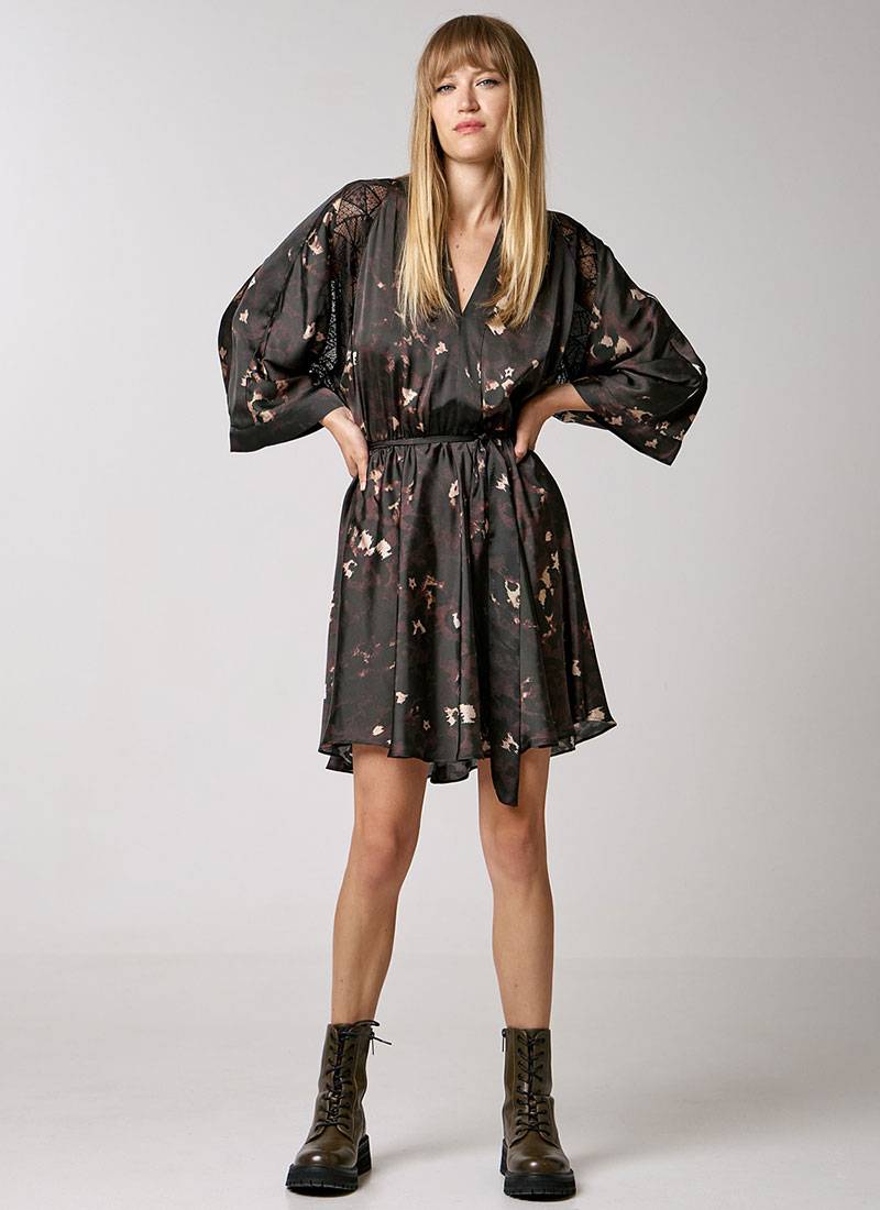 Satin animal-printed with elastic waist, a V neckline and long batwing sleeves in Birmingham near Bristol