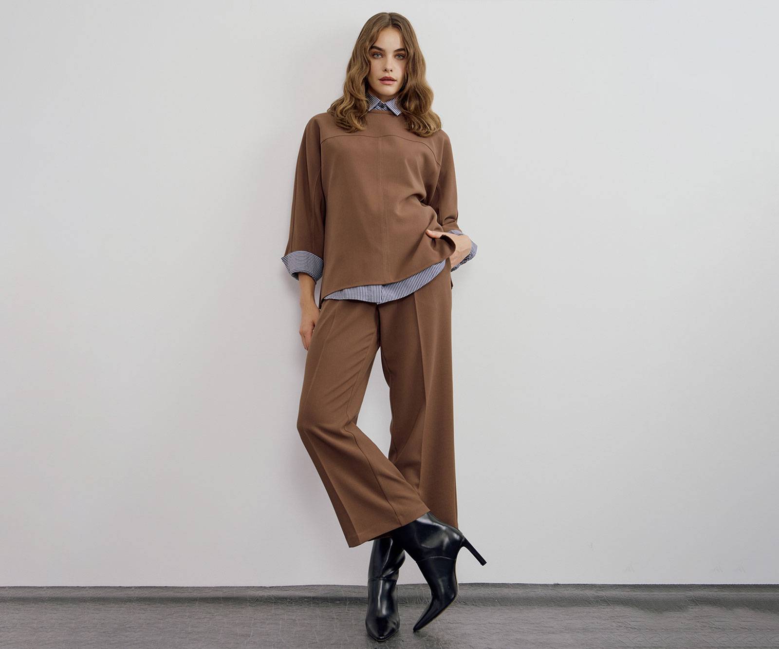 Cropped pants in wide, straight-leg design with elastic waist at the back in brown in Copenhagen, Denmark